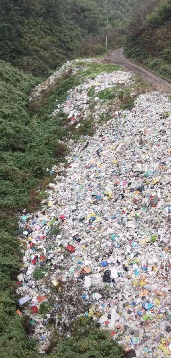 红和古 深山百吨垃圾，当地连夜清理